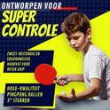 Jongen houdt tafeltennisbatje en bal vast. Zweetbestendig en ergonomische handvat.