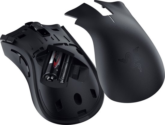 De onderkant van een zwarte draadloze gamingmuis met de klep open, toont twee batterijen en het Razer-logo op de klep.