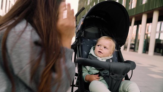 Lionelo Elia - Buggy - Lichte 7kg en Duurzame Kinderwagen - Paraplu Buggy - 5-Punts Gordel - Rijke set - Grote Mand - Muskietennet - Geschikt voor Kinderen tot 15 kg - Verstelbare rugleuning tot Ligpositie en voetensteun - van 6 maanden tot 5 jaar