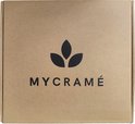 Bruine kartonnen doos van Mycramé met een zwart logo van drie bladeren.