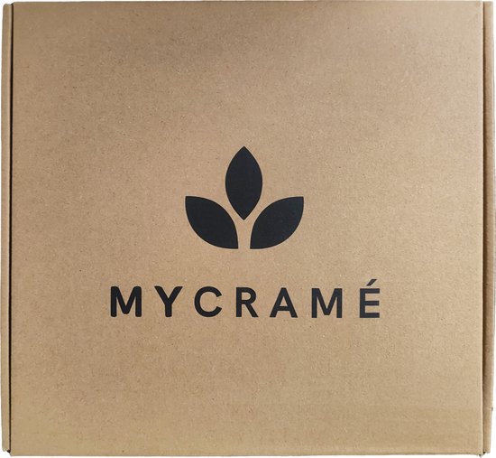 Bruine kartonnen doos van Mycramé met een zwart logo van drie bladeren.