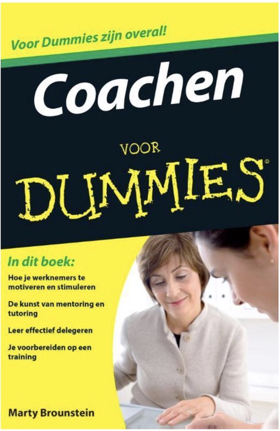 Boekomslag van 'Coachen voor Dummies'. Een vrouw in een beige blazer kijkt naar een open boek, met een andere vrouw naast haar.