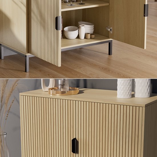 Twee details van een eikenhouten dressoir met verticale ribbels. Boven: open kast met planken en servies. Onder: dichte deuren met zwarte handgrepen.