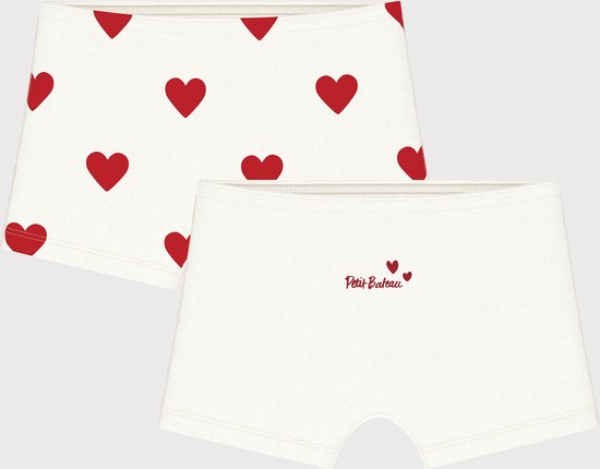 Set van twee witte katoenen shorty's voor kinderen, met rode hartjesprint en Petit Bateau logo.