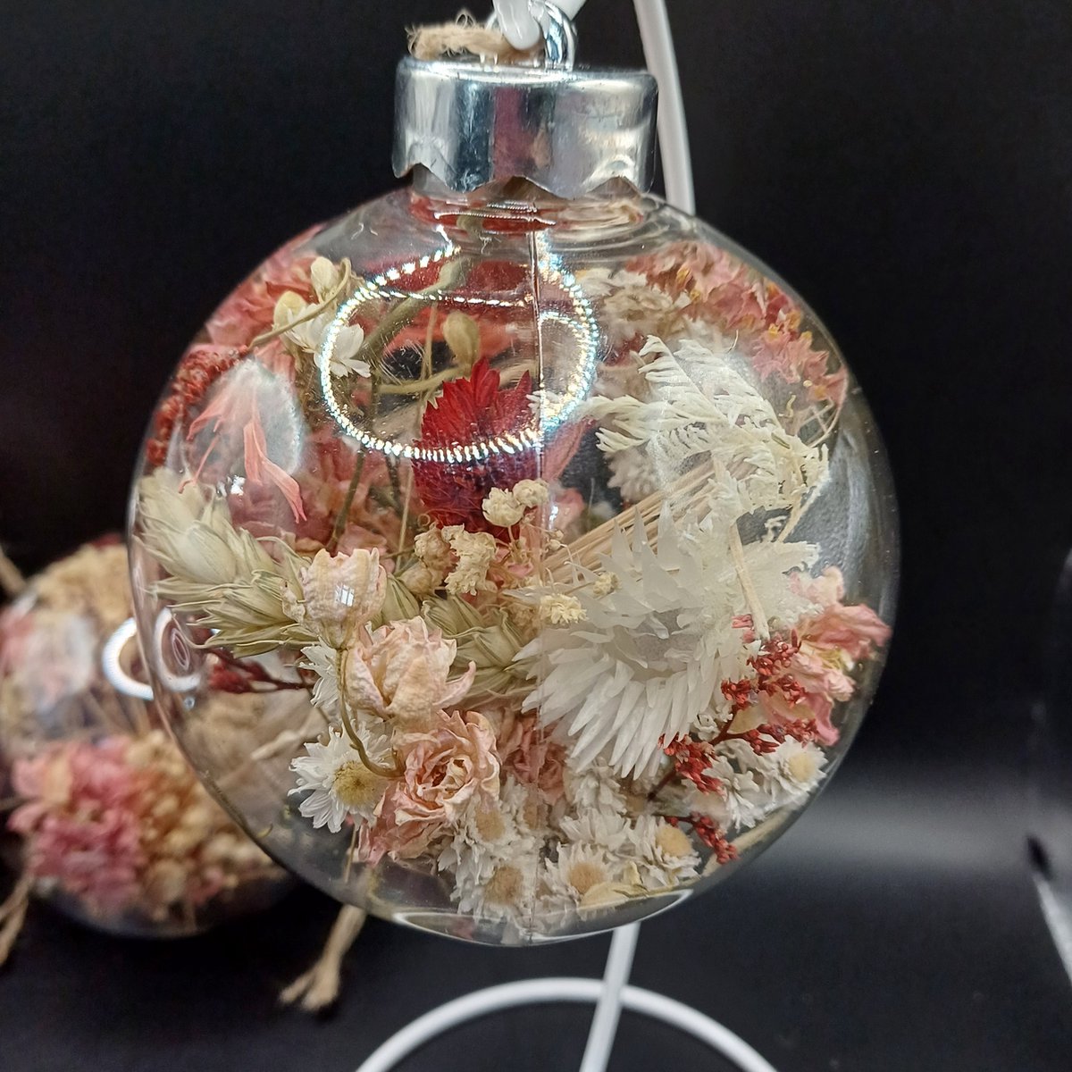 1 Transparant kerstbal (8cm) van kunststof met droogbloemen in naturel, witte en rood/roze tinten - cadeau - kerstmis - kerstboom - kerstcadeau - decoratie - woondecoratie - vrolijk - fleurig