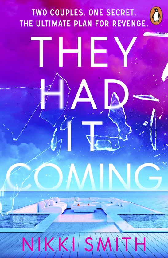 Boekcover met de titel "THEY HAD IT COMING" door Nikki Smith. Achtergrond met gebroken glas, zee en luxe ligstoelen.