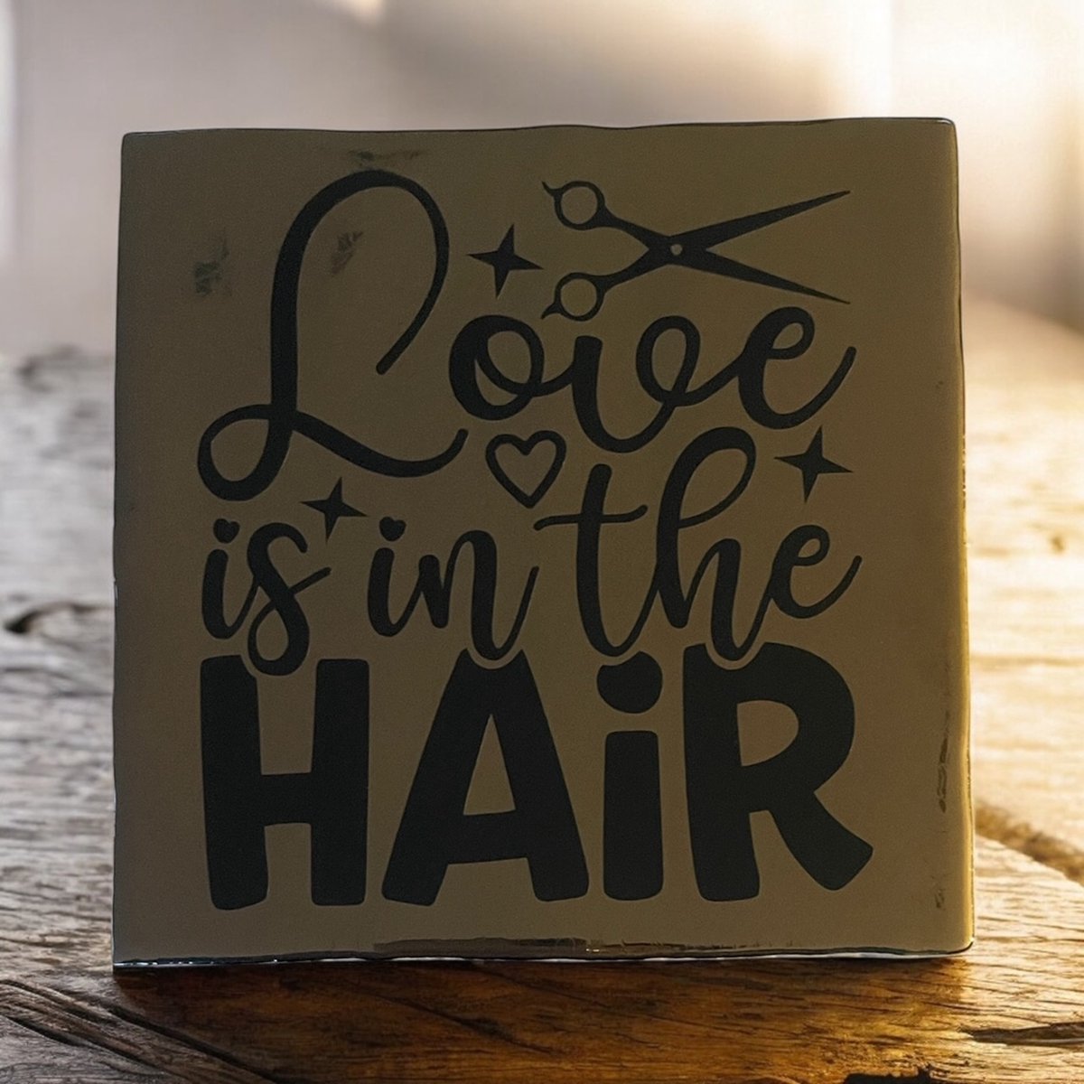 Hip Tegeltje met tekst-Love is in the Hair-Goud-Spreuk-Cadeau-Geschenk-Gift-Kado-Kapster