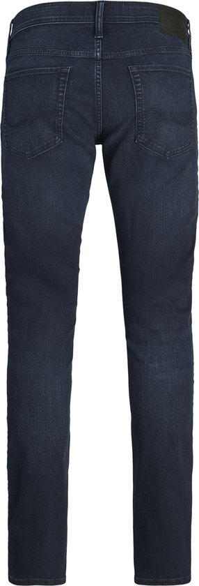 Achterkant van donkerblauwe herenjeans met rechte pijpen, zonder model.