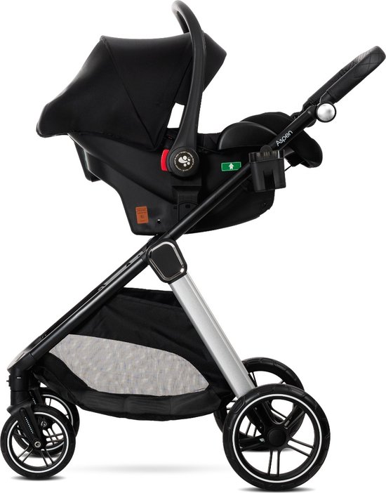 Zwarte kinderwagen met autostoel en zilverkleurig frame.