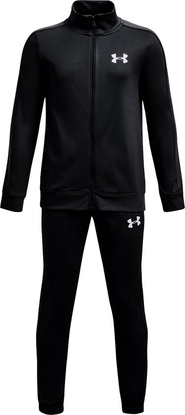 Zwart trainingspak met witte Under Armour logo's op de borst en heup.
