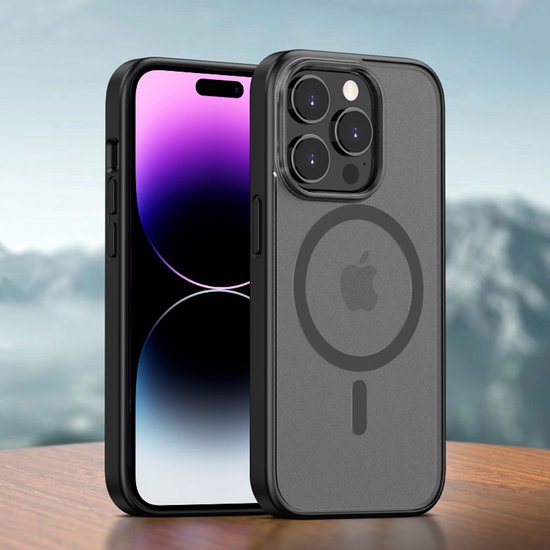 Coque gris foncé transparente pour iPhone 15 Pro avec MagSafe, avec cadre noir, présentée avec le téléphone.
