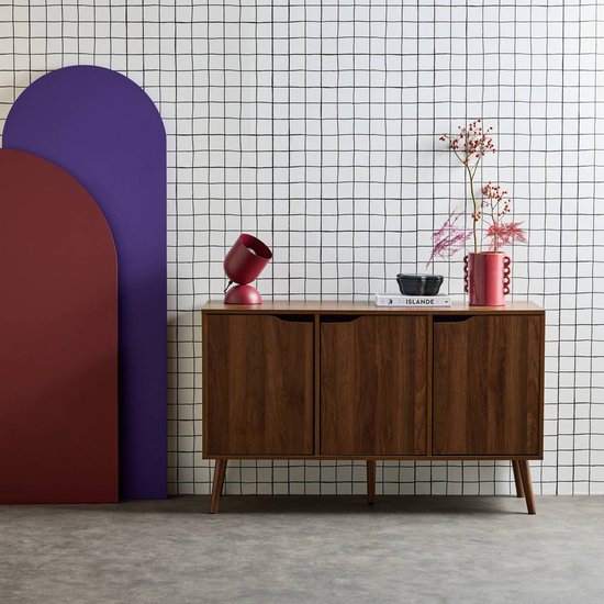 Dressoir van houtdecor met drie deuren en slanke poten, naast decoratieve bogen en een rode lamp.