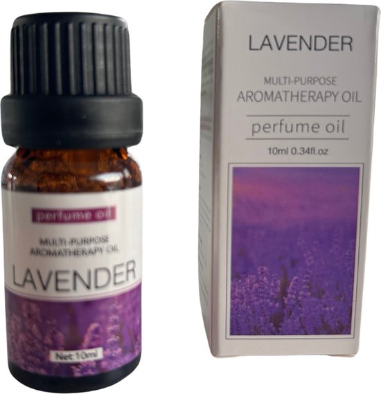 Een bruin flesje met zwarte dop en doosje met "LAVENDER" erop, gefotografeerd op een witte achtergrond.