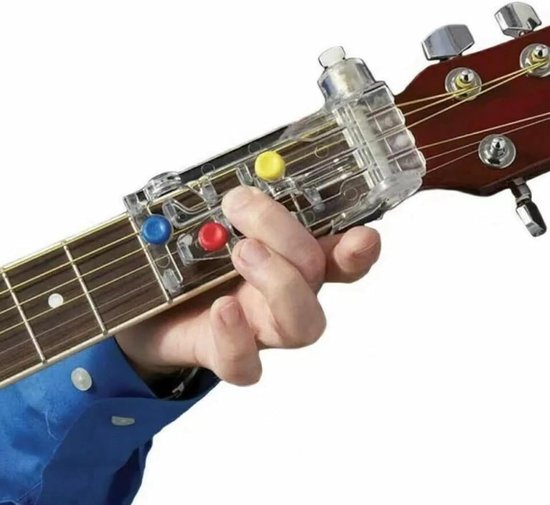 Hand drukt op blauwe, rode en gele knoppen van een doorzichtig gitaarakkoord-leersysteem op de hals van een gitaar.