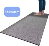 Grijze keukenloper van 45x150cm met een geweven textuur, voeten op de mat.