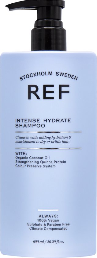 Lichtblauwe pompflacon REF Intense Hydrate Shampoo met zwarte pompdispenser.