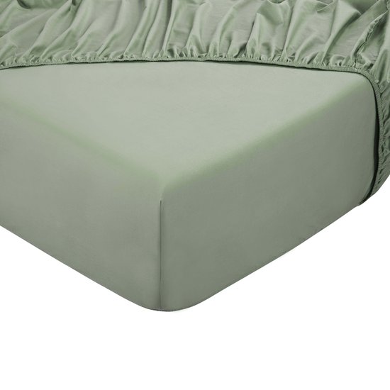 Drap-housse vert pâle avec élastique sur tout le pourtour.