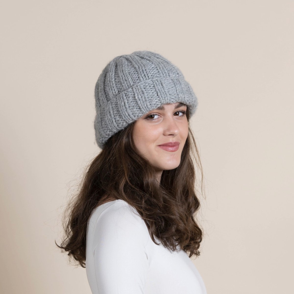 All-in Breipakket - Rib-Knit Beanie – eenvoudige muts rondbreien - 100%natuurlijk garen - Grijs