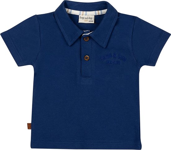 Donkerblauwe katoenen poloshirt met twee knopen, een geruite kraag en geborduurde tekst op de borst.