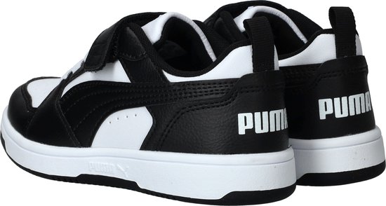 Achterkant van twee zwart-witte PUMA sneakers met 'PUMA' logo op de hiel.