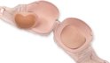 Een open lichtroze bh met een beige hartvormige push-up pad in de linker cup.