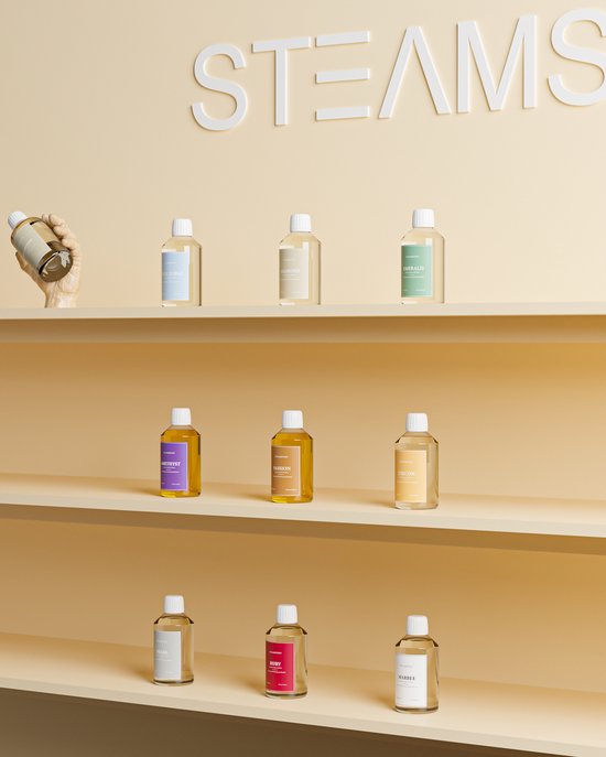 Presentatie van SteamStory wasparfums op planken, waaronder "Ruby" op de onderste plank.