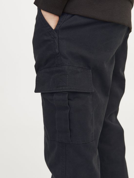 Detail van donkerblauwe cargobroek met klepzak.