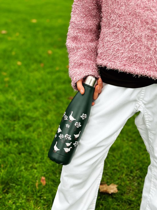 Donkergroene drinkfles met zilverkleurige dop. Versierd met een patroon van witte ganzen en bloemen.