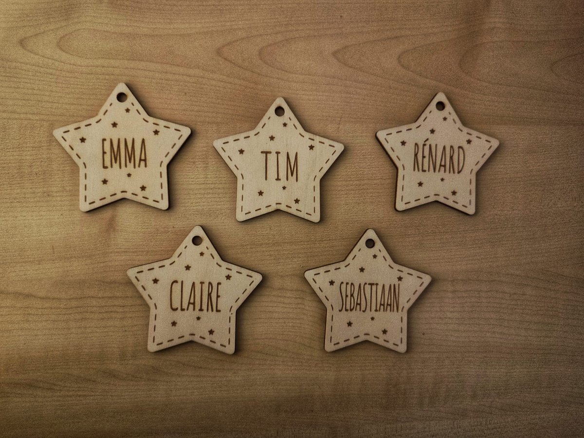 Gepersonaliseerde kerststerren uit hout (Set van 5 stuks) - Personalised Wooden Christmas stars - Etoiles de Noël en bois, Tags: Kerstmis Kerstcadeau Geschenk Kerstbal Naam Eindejaarsgeschenk Winter Kerstboom Secret Santa Familiegeschenk Simpel