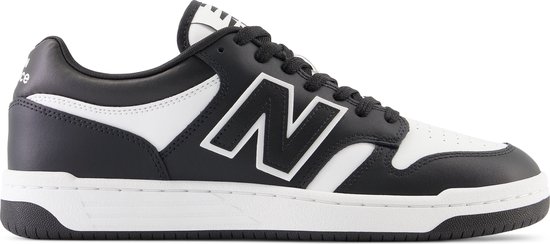 Zwarte en witte lage New Balance sneakers met een grote witte N op de zijkant.