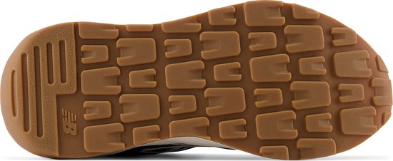 Zool van een zwarte New Balance sneaker met een bruin profiel en een New Balance logo.