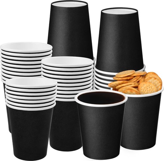 Zwarte papieren bekers met witte rand, sommigen met stapels koekjes.