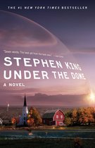 Boekomslag van 'Under the Dome' van Stephen King, met een #1 New York Times bestseller vermelding en een dorpsgezicht onder een koepel.
