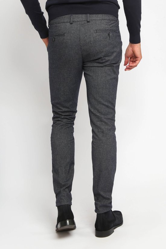 Achterkant van de donkerblauwe chino broek met gedetailleerde weving, gedragen door een model.