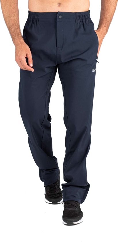 Man in een marineblauwe sportbroek met zakken en sneakers, van voren gezien.