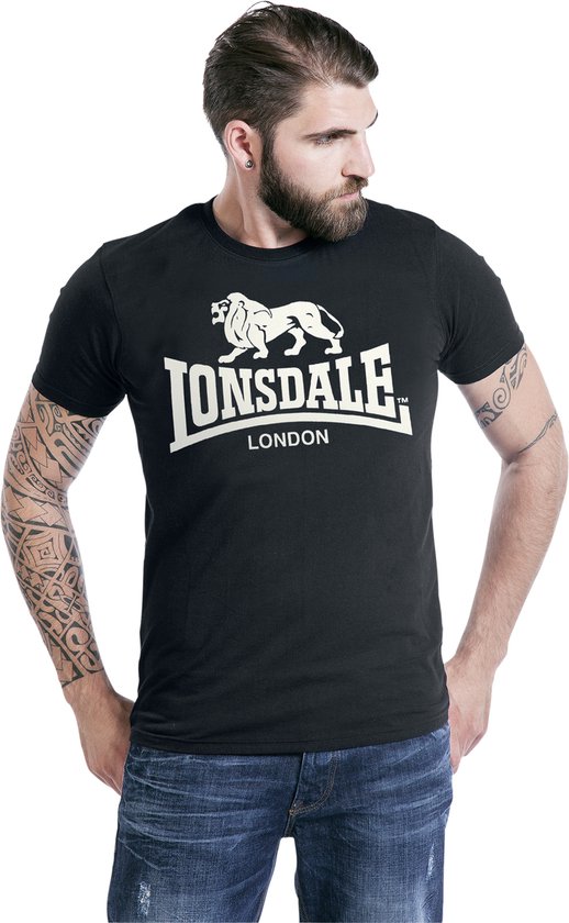 Man met baard en tatoeages draagt een zwart Lonsdale London T-shirt met wit logo.