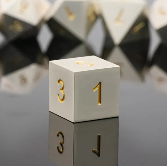 Les arts et les dés de Vera | Set de Dés en métal pour les RPG tels que Dungeons and Dragons | 7 pièces par ensemble | Argent Sunlight | Métal Wit brillant fini avec chiffres jaunes | Avec sac à dés