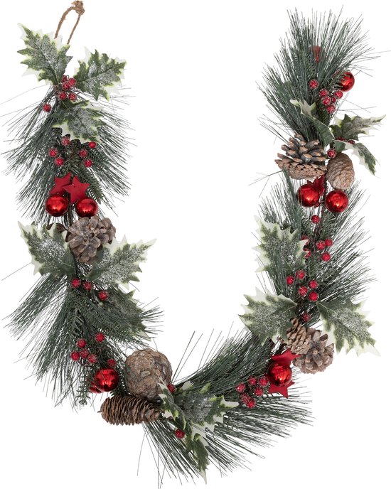 Groene dennenslinger in een U-vorm, versierd met dennenappels, rode bessen, rode ballen en witte kerstbladeren.