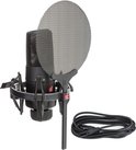 Zwarte sE Electronics X1 S microfoon, popfilter, houder en zwarte kabel.