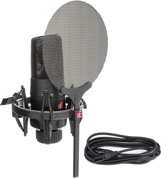 Zwarte sE Electronics X1 S microfoon, popfilter, houder en zwarte kabel.