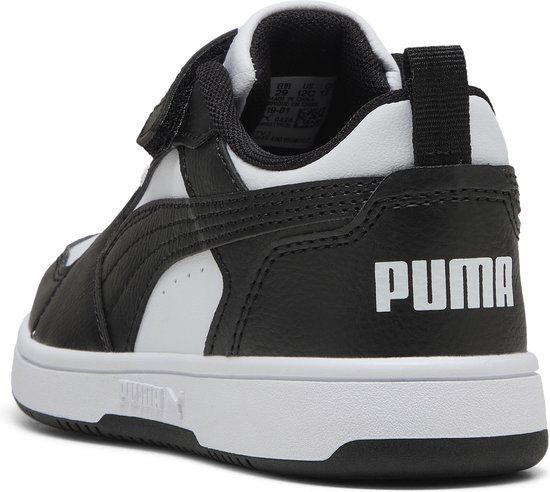 Zijkant van een zwart-witte PUMA sneaker met klittenbandsluiting en 'PUMA' logo op de hiel.