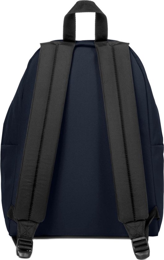 Rug van een donkerblauwe Eastpak rugzak met verstelbare schouderbanden.