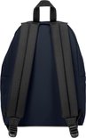 Rug van een donkerblauwe Eastpak rugzak met verstelbare schouderbanden.