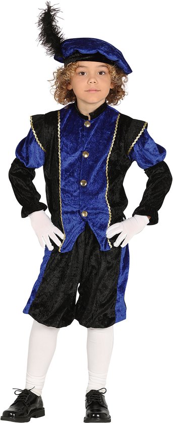 Kind in blauw-zwart fluwelen Pietenpak met goudkleurige randen, bijpassende baret met veer en witte handschoenen.