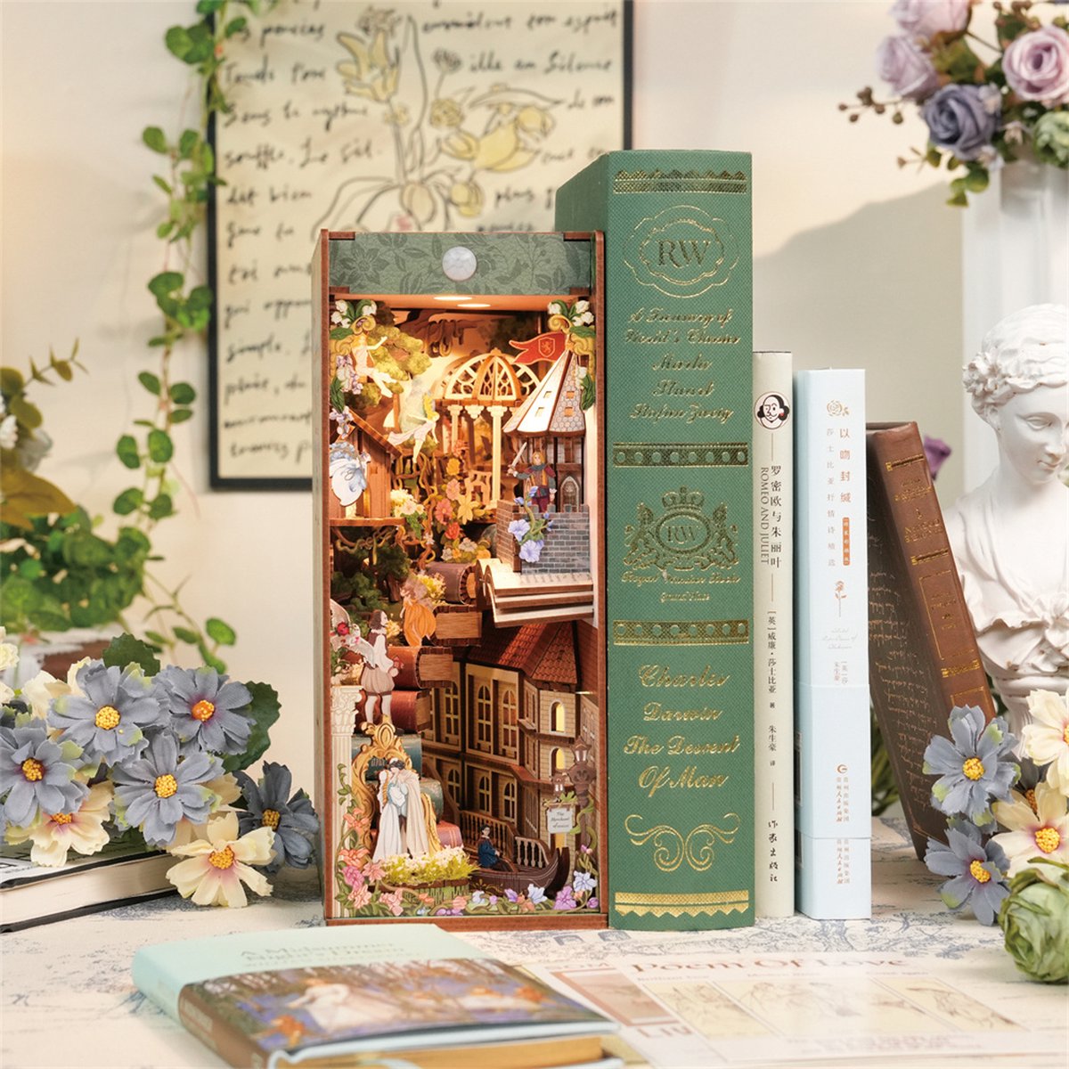 Tonecheer Shakespaer's Verse Book Nook Bouwpakket - Modelbouw - 18 x 9,8 x 24,5 cm - DIY Pakket - Houten 3D Puzzel - Boekensteun - LED-licht - Bewegingssensor Licht - Boekenhouder - Inclusief Dust-Cover — afbeelding 9