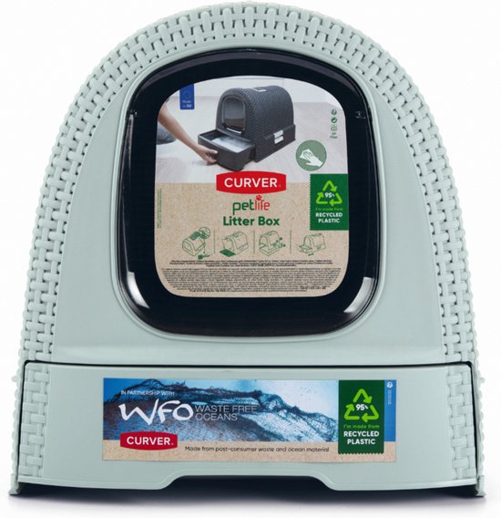 Lichtblauwe kattenbak van Curver, met een mand-achtig design en een opening aan de voorkant. Gemaakt van 95% gerecycled plastic.