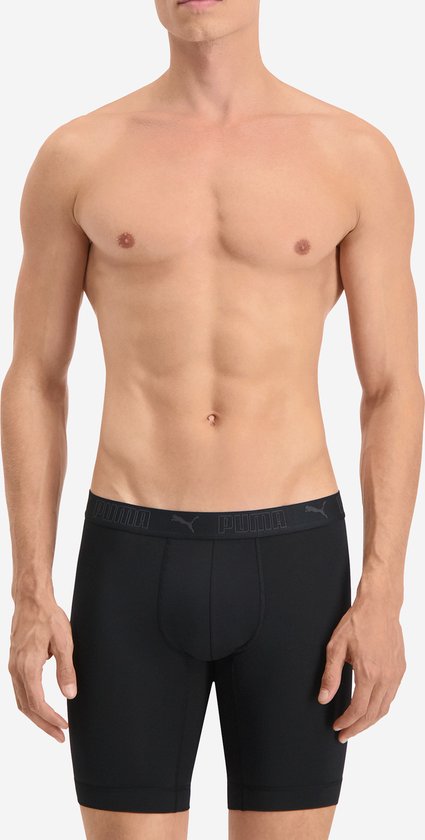 Voorkant van een man in een zwarte PUMA boxer met een logo-elastische band.