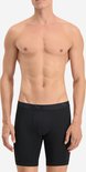 Voorkant van een man in een zwarte PUMA boxer met een logo-elastische band.