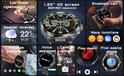 Grijze smartwatch met zilveren band, getoond met functies zoals weer, bellen en muziek. Scherm met jeeps op de achtergrond.