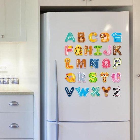 Kleurrijke alfabetmagneten met dieren op een koelkast.